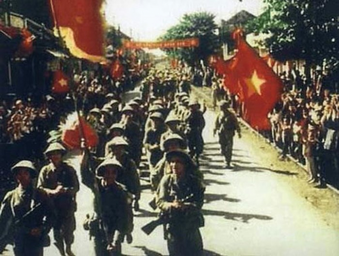 Đo&agrave;n qu&acirc;n chiến thắng trở về tiếp quản Thủ đ&ocirc; ng&agrave;y 10-10-1954