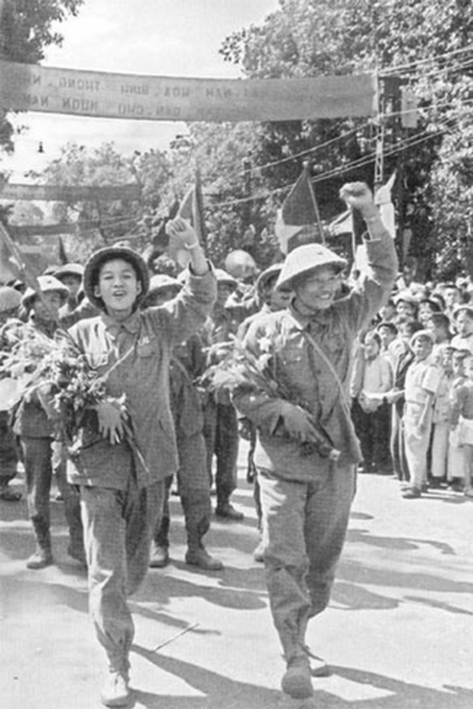 Niềm vui của những người l&iacute;nh trở về tiếp quản Thủ đ&ocirc;