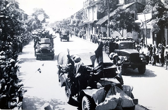 Đo&agrave;n Văn c&ocirc;ng H&agrave; Nội (trưởng đo&agrave;n Ho&agrave;ng Cầm) tr&ecirc;n đường phố Huế, ng&agrave;y 10/10/1954.