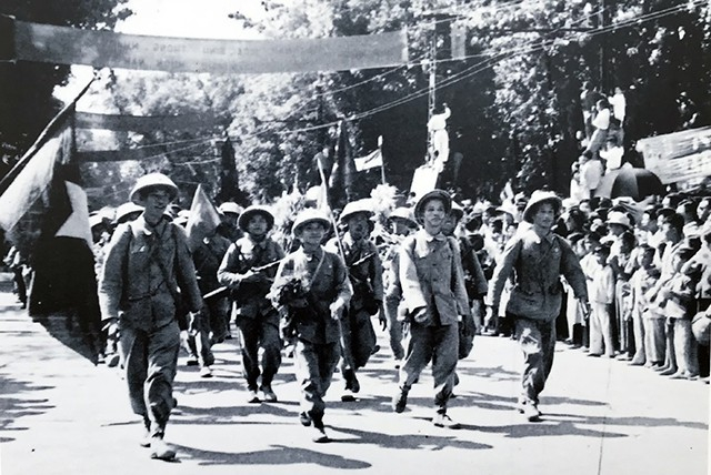 Đo&agrave;n qu&acirc;n giải ph&oacute;ng tr&ecirc;n đường Đinh Ti&ecirc;n Ho&agrave;ng, ng&agrave;y 10/10/1954.