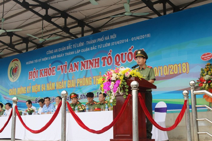 Thiếu tướng Đo&agrave;n Ngọc H&ugrave;ng, Ph&oacute; Gi&aacute;m đốc CATP H&agrave; Nội ph&aacute;t biểu khai mạc hội khỏe