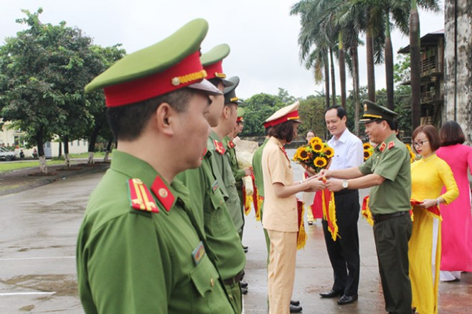 Thiếu tướng Đo&agrave;n Ngọc H&ugrave;ng đ&aacute;nh trống khai mạc v&agrave; c&ugrave;ng &ocirc;ng Đỗ Mạnh Tuấn, Chủ tịch UBND quận Bắc Từ Li&ecirc;m tặng hoa đại diện c&aacute;c đội tham dự hội khỏe