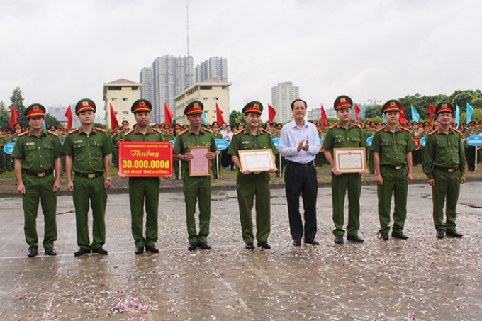 Thiếu tướng Đo&agrave;n Ngọc H&ugrave;ng v&agrave; &ocirc;ng Đỗ Mạnh Tuấn trao tặng khen thưởng cho tập thể CBCS CAQ Bắc Từ Li&ecirc;m do đ&atilde; nhiều th&agrave;nh t&iacute;ch xuất sắc trong c&ocirc;ng t&aacute;c đấu tranh ph&ograve;ng chống tội phạm tr&ecirc;n địa b&agrave;n