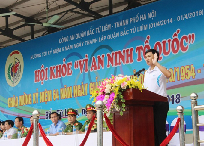 Trọng t&agrave;i Phạm Ph&uacute;c Hưng thay mặt c&aacute;c trọng t&agrave;i điều h&agrave;nh hội khỏe tuy&ecirc;n thệ