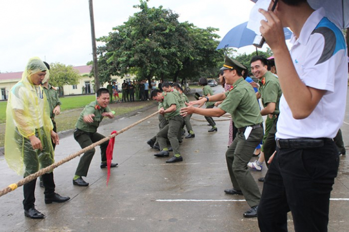 S&ocirc;i nổi phần thi k&eacute;o co tại hội khỏe