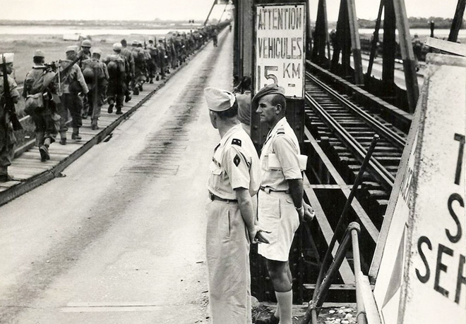 1954:&nbsp;Chỉ trong v&ograve;ng hơn 1 ng&agrave;y, qu&acirc;n Ph&aacute;p đ&atilde; buộc phải r&uacute;t khỏi H&agrave; Nội. Cứ binh sĩ Ph&aacute;p r&uacute;t đến đ&acirc;u, bộ đội ta tiến v&agrave;o tiếp quản tới đ&oacute;. 16h30 ng&agrave;y 9-10-1954, qu&acirc;n Ph&aacute;p r&uacute;t hết qua cầu Long Bi&ecirc;n, qu&acirc;n ta ho&agrave;n to&agrave;n kiểm so&aacute;t th&agrave;nh phố. Cầu Long Bi&ecirc;n trở th&agrave;nh nơi ghi dấu ch&acirc;n những người Ph&aacute;p cuối c&ugrave;ng rời H&agrave; Nội.