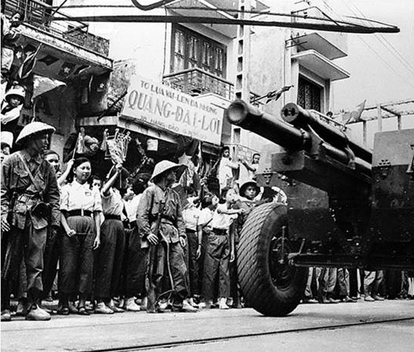 1954: Đo&agrave;n Giải ph&oacute;ng qu&acirc;n tiến qua phố H&agrave;ng Đ&agrave;o v&agrave;o ng&agrave;y 10-10-1954.