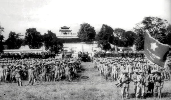 1954: Sau khi tiếp quản Thủ đ&ocirc;, đo&agrave;n qu&acirc;n giải ph&oacute;ng đ&atilde; tiến h&agrave;nh buổi ch&agrave;o cờ đầu ti&ecirc;n. Trong&nbsp;s&acirc;n vận động Manzin (s&acirc;n Cột Cờ), c&aacute;c đơn vị tham dự lễ ch&agrave;o cờ tập hợp th&agrave;nh khối vu&ocirc;ng nghi&ecirc;m chỉnh. H&agrave;ng đầu l&agrave; đội h&igrave;nh bộ binh gồm Trung đo&agrave;n Thủ đ&ocirc;, đại diện c&aacute;c đơn vị Đại đo&agrave;n 308 v&agrave; Trung đo&agrave;n 57 Đại đo&agrave;n 304.