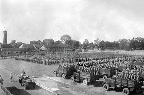 1954: Tại buổi lễ ch&agrave;o cờ c&aacute;ch đ&acirc;y 64 năm, đứng sau đội h&igrave;nh bộ binh l&agrave; đội h&igrave;nh cơ giới v&agrave; ph&aacute;o binh xếp h&agrave;ng ngang thẳng tắp, xe ph&aacute;o nghi&ecirc;m chỉnh, ph&aacute;o thủ v&agrave; bộ binh cơ giới đứng nghi&ecirc;m tr&ecirc;n xe. Mọi người đều trang nghi&ecirc;m hướng mắt về Cột Cờ trong giờ ph&uacute;t thi&ecirc;ng li&ecirc;ng.