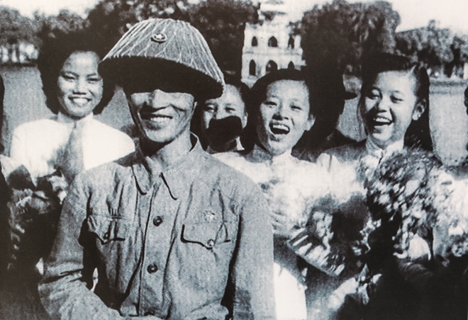 1954:&nbsp;Ng&agrave;y Giải ph&oacute;ng Thủ đ&ocirc; 10-10-1954 kh&ocirc;ng chỉ ghi dấu một chặng đường ph&aacute;t triển của Thủ đ&ocirc; H&agrave; Nội, m&agrave; c&ograve;n l&agrave; mốc son ch&oacute;i lọi trong lịch sử dựng nước v&agrave; giữ nước của d&acirc;n tộc Việt Nam. Trong ảnh l&agrave; Thiếu tướng Vương Thừa Vũ, Chủ tịch Uỷ ban qu&acirc;n ch&iacute;nh th&agrave;nh phố H&agrave; Nội,&nbsp; trong v&ograve;ng tay ch&agrave;o đ&oacute;n của người trẻ Thủ đ&ocirc; gần hồ Ho&agrave;n Kiếm.