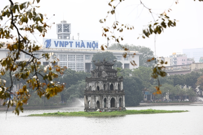 2018: Hồ Ho&agrave;n Kiếm, với Th&aacute;p R&ugrave;a, hi&ecirc;n ngang giữa l&ograve;ng Thủ đ&ocirc;. Đ&acirc;y l&agrave; một trong những biểu tượng nổi tiếng nhất của H&agrave; Nội.