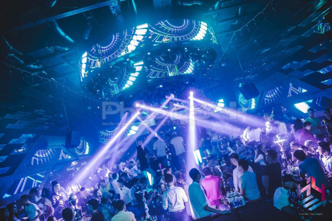 Hoạt động kinh doanh qu&aacute; giờ h&agrave;ng đ&ecirc;m của Bar Hey Club g&acirc;y bức x&uacute;c dư luận m&agrave; lực lượng chức năng chưa thể xử l&yacute; triệt để.