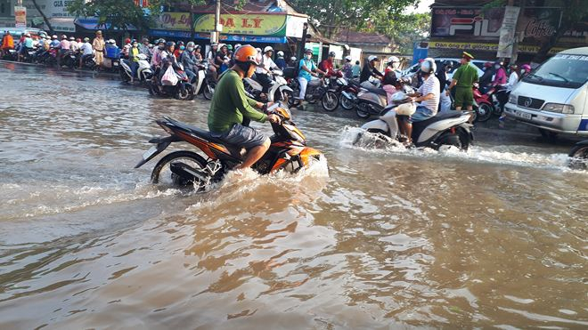 Một số tuyến đường bất đắc dĩ trở th&agrave;nh s&ocirc;ng trong v&agrave;i giờ.