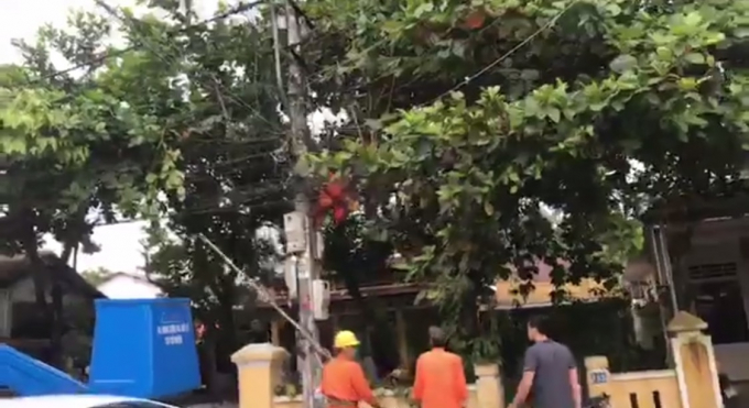 Nhận thấy nạn nh&acirc;n bị bất tỉnh đồng nghiệp nạn nh&acirc;n nhanh ch&oacute;ng đưa nạn nh&acirc;n xuống.&nbsp;(Ảnh chụp từ video facebook Huu Loi Ngo)