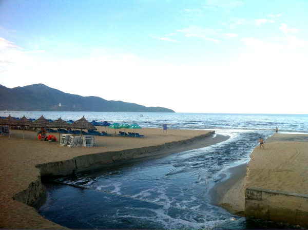 Xảy ra t&igrave;nh trạng &ocirc; nhiễm cửa xả thải ở c&aacute;c b&atilde;i tắm ph&iacute;a Đ&ocirc;ng TP Đ&agrave; Nẵng.