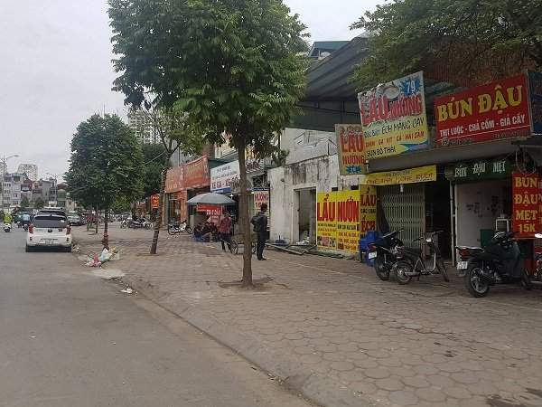 C&aacute;c c&ocirc;ng tr&igrave;nh vi phạm tr&ecirc;n đường Nguyễn Ho&agrave;ng, phường Mỹ Đ&igrave;nh 2, Nam Từ Li&ecirc;m, TP H&agrave; Nội. (Ảnh: B&aacute;o T&agrave;i nguy&ecirc;n v&agrave; M&ocirc;i trường)