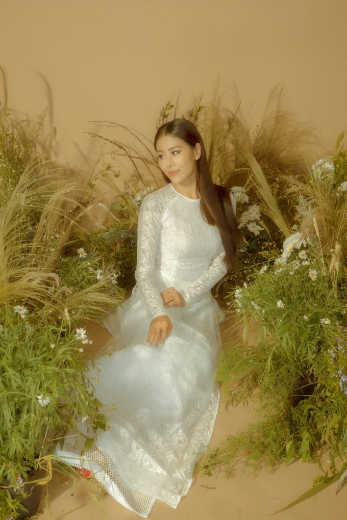 'Kiều nữ l&agrave;ng h&agrave;i' Nam Thư nền n&atilde; trong t&agrave; &aacute;o d&agrave;i