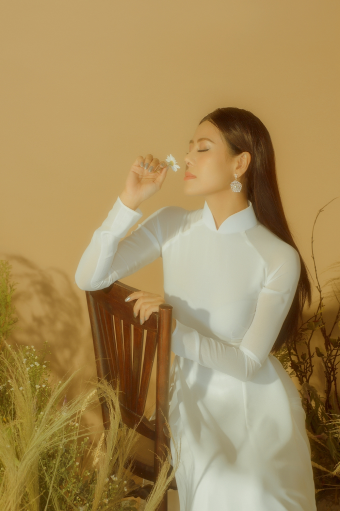 'Kiều nữ l&agrave;ng h&agrave;i' Nam Thư nền n&atilde; trong t&agrave; &aacute;o d&agrave;i