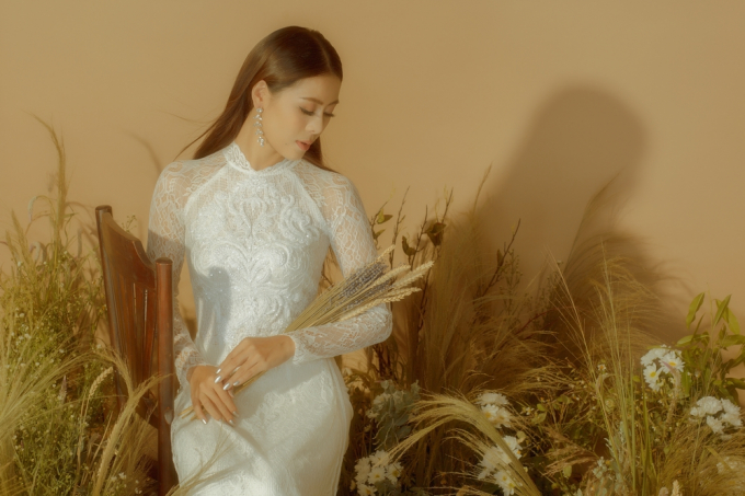 'Kiều nữ l&agrave;ng h&agrave;i' Nam Thư nền n&atilde; trong t&agrave; &aacute;o d&agrave;i