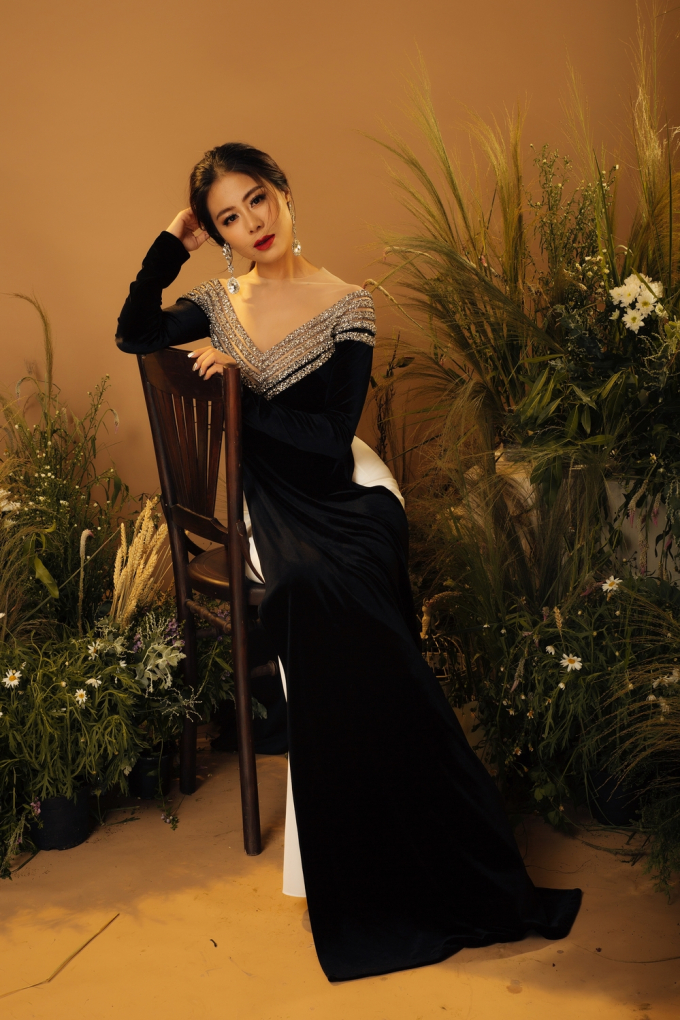 'Kiều nữ l&agrave;ng h&agrave;i' Nam Thư nền n&atilde; trong t&agrave; &aacute;o d&agrave;i