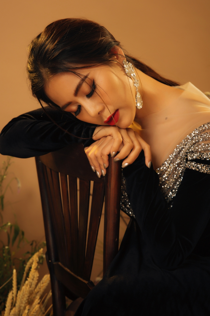 'Kiều nữ l&agrave;ng h&agrave;i' Nam Thư nền n&atilde; trong t&agrave; &aacute;o d&agrave;i