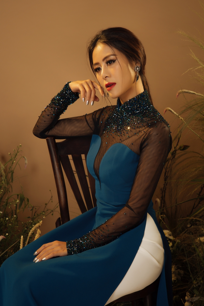 'Kiều nữ l&agrave;ng h&agrave;i' Nam Thư nền n&atilde; trong t&agrave; &aacute;o d&agrave;i