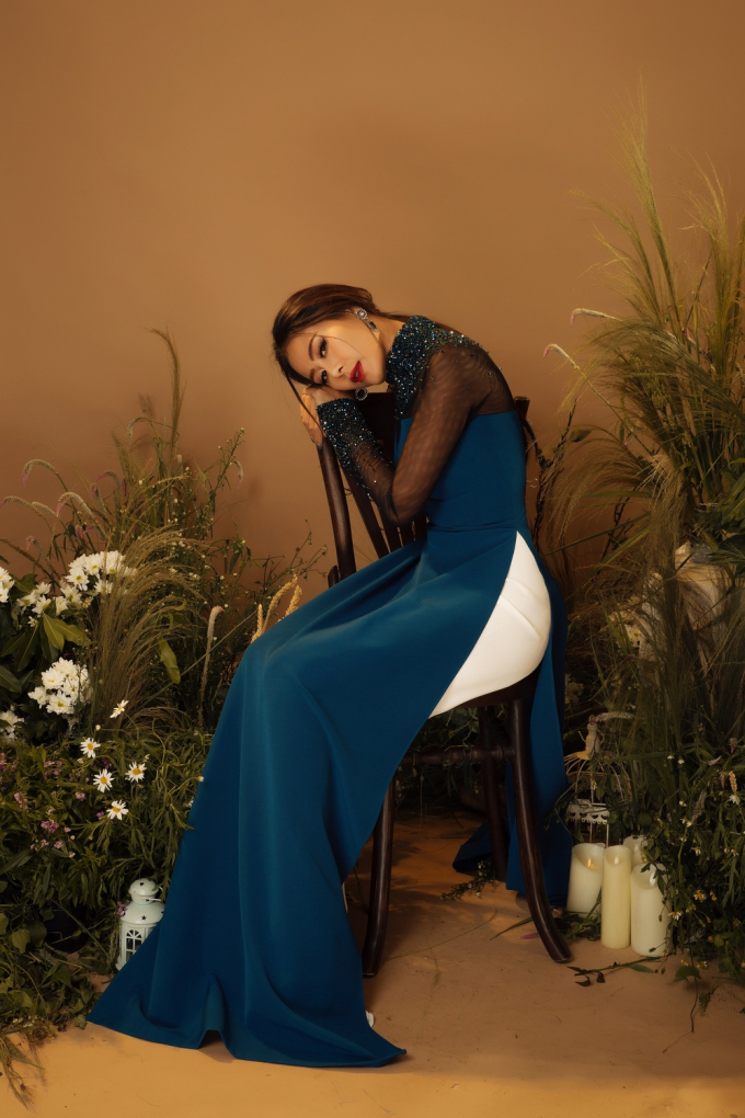 'Kiều nữ l&agrave;ng h&agrave;i' Nam Thư nền n&atilde; trong t&agrave; &aacute;o d&agrave;i