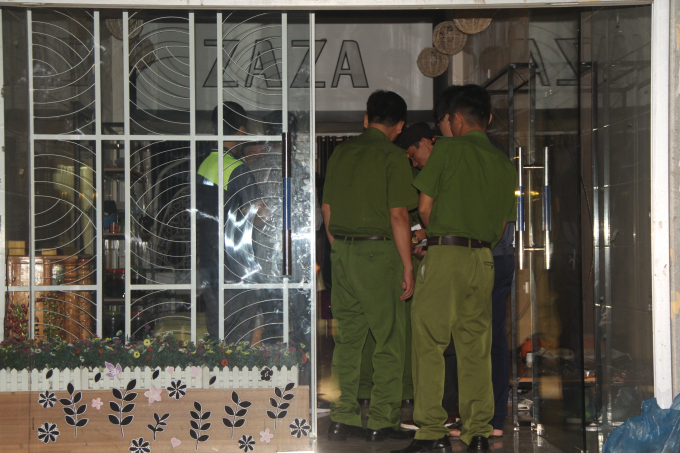 Sau hơn 14 giờ cầm lựu đạn cố thủ, L&ecirc; Ngọc Sơn mới chịu đầu th&uacute;.