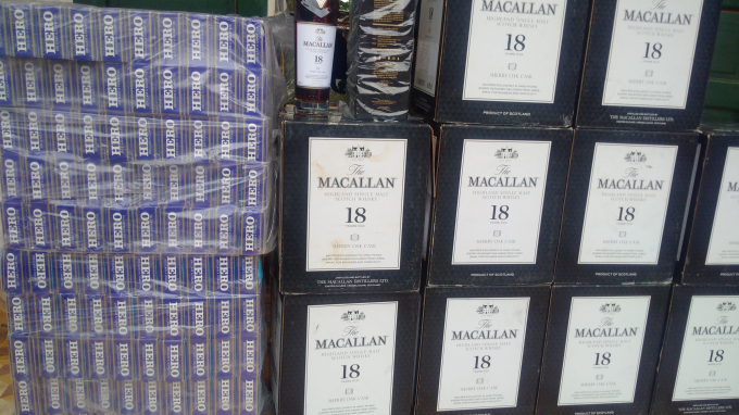 H&agrave;ng trăm g&oacute;i thuốc v&agrave; rượu kh&ocirc;ng c&oacute; nguồn g&oacute;c xu&aacute;t xứ.