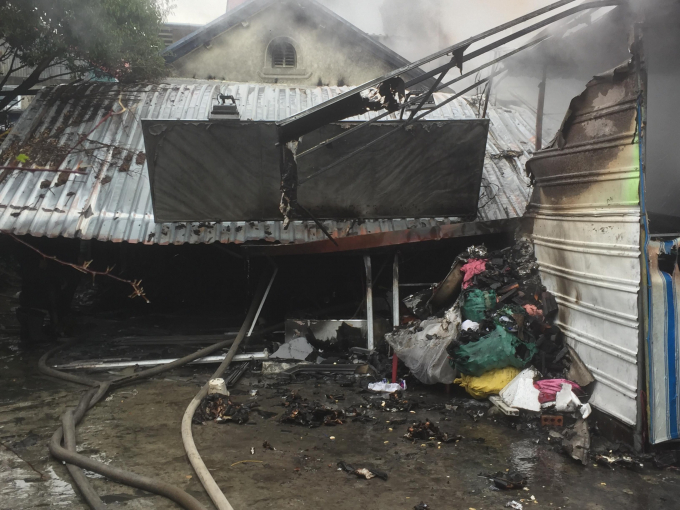 Ngọn lửa thi&ecirc;u rụi nhiều t&agrave;i sản trong gia đ&igrave;nh.