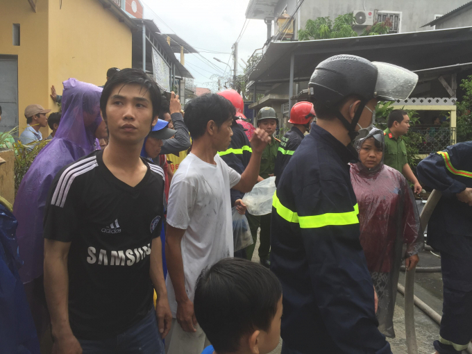 Nhiều người sau đ&oacute; nỗ lực dập lửa song bất th&agrave;nh.