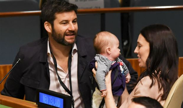 B&agrave; Jacinda Ardern c&ugrave;ng con v&agrave; bạn trai tại ph&ograve;ng họp.