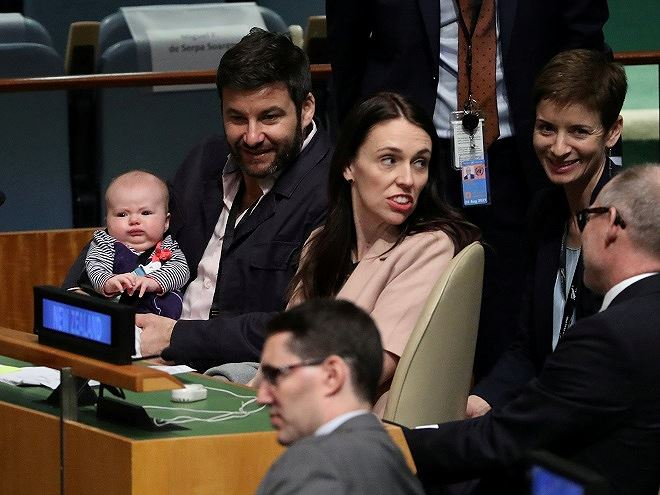 B&agrave; Jacinda Ardern c&ugrave;ng con v&agrave; bạn trai tại ph&ograve;ng họp.