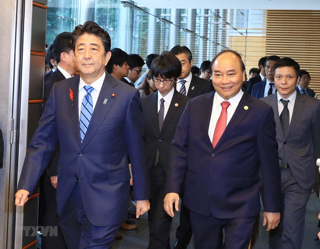 Thủ tướng Nguyễn Xu&acirc;n Ph&uacute;c v&agrave; Thủ tướng Nhật Bản Shinzo Abe chuyển sang ph&ograve;ng họp b&aacute;o sau khi kết th&uacute;c hội đ&agrave;m. Ảnh:&nbsp;Thống Nhất/TTXVN