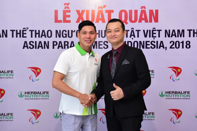 &Ocirc;ng Phạm Tường Huy, Tổng Gi&aacute;m Đốc Herbalife Việt Nam động vi&ecirc;n V&otilde; Thanh T&ugrave;ng (VĐV bơi lội được Herbalife t&agrave;i trợ dinh dưỡng d&agrave;i hạn) trong buổi lễ xuất qu&acirc;n. Với phong độ ổn định, V&otilde; Thanh T&ugrave;ng đ&atilde; xuất sắc gi&agrave;nh HCV, đồng thời ph&aacute; kỷ lục ở nội dung 50m bơi ngửa nam v&agrave;o ng&agrave;y 8/10.