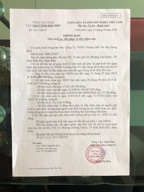 Văn bản&nbsp;của Cục thuế tỉnh Điện Bi&ecirc;n th&ocirc;ng b&aacute;o tiền thuế nợ, tiền phạt v&agrave; tiền chậm nộp của C&ocirc;ng ty TNHH Thương mại v&agrave; X&acirc;y dựng số 6 với số tiền l&ecirc;n tới gần 4 tỷ đồng. Ảnh: H.L