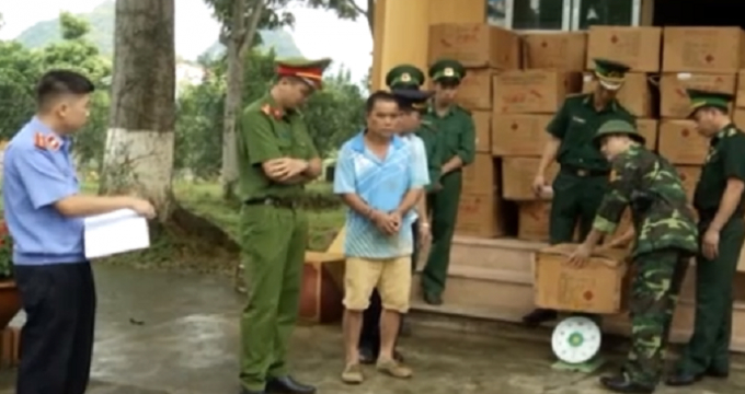 Đối tượng c&ugrave;ng khối lượng lớn ph&aacute;o tang vật bị lực lượng chức năng bắt giữ.