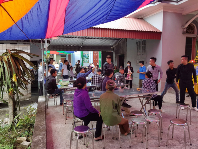 Gia đ&igrave;nh tổ chức lo hậu sự cho anh Hợp.