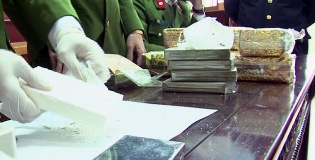 Nh&oacute;m đối tượng vận chuyện ma t&uacute;y với gia 150 triệu đồng/1 b&aacute;nh ma t&uacute;y đ&atilde; bị lực lượng chức năng bắt giữ (ảnh minh họa).