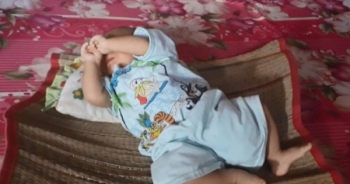 Bé trai còn nguyên dây rốn bị bỏ rơi ven đường