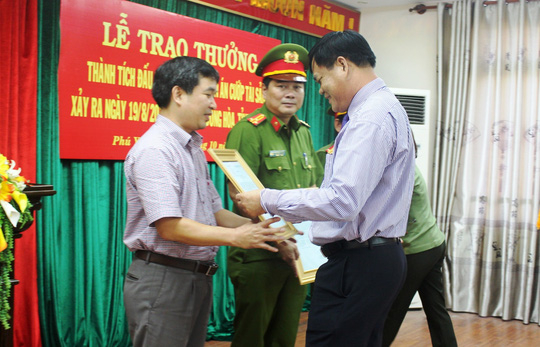 &Ocirc;ng Huỳnh Tấn Việt, B&iacute; thư Tỉnh ủy Ph&uacute; Y&ecirc;n, trao thưởng cho c&aacute;c tập thể