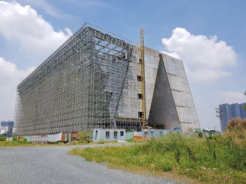 Trung t&acirc;m Triển l&atilde;m quy hoạch TP HCM, được đầu tư c&oacute; tổng tiền l&agrave; 35 triệu USD x&acirc;y dựng ở Thủ Thi&ecirc;m vấn c&ograve;n ngổn ngang.