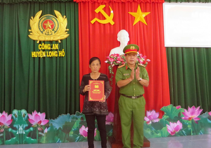 B&agrave; Trần Thị Xu&acirc;n Tươi (mẹ của Đạt) nhận quyết định thăng cấp qu&acirc;n h&agrave;m&nbsp;do Đại t&aacute; Trần Văn Thắng, Trưởng C&ocirc;ng an huyện Long Hồ trao.