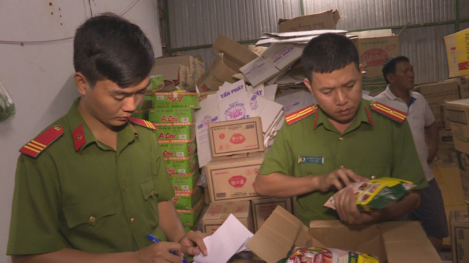 Cơ quan chức năng đang kiểm đếm số h&agrave;ng kh&ocirc;ng r&otilde; nguồn gốc.