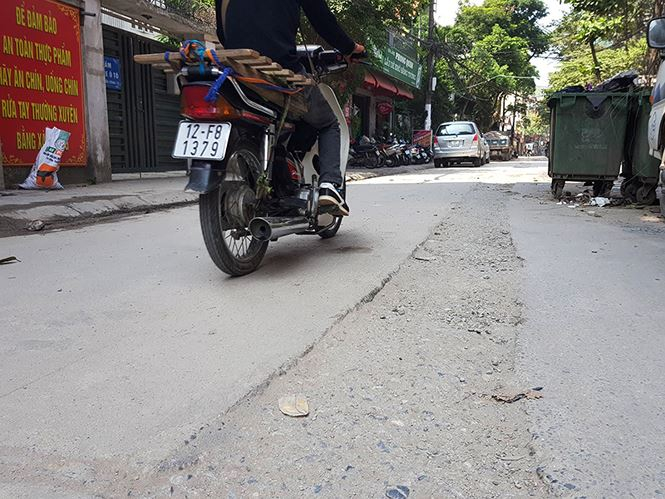 H&agrave; Nội: Sau vỉa h&egrave;, lại khốn khổ v&igrave; đường bị đ&agrave;o xới khắp nơi