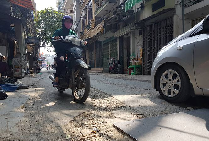 Một c&ocirc;ng nh&acirc;n cho biết, họ đang đ&agrave;o đường để thi c&ocirc;ng c&ocirc;ng tr&igrave;nh ngầm, sau khi ho&agrave;n th&agrave;nh sẽ ho&agrave;n trả mặt đường.