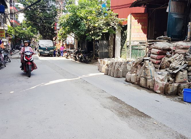 Đơn vị thi c&ocirc;ng c&ograve;n tập kết vật liệu ngay tr&ecirc;n đường đi, cản trở giao th&ocirc;ng.