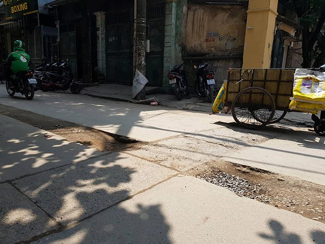 C&oacute; những đoạn hố s&acirc;u đến 20cm, lại ngay giữa đường khiến c&aacute;c phương tiện qua lại v&ocirc; c&ugrave;ng vất vả.