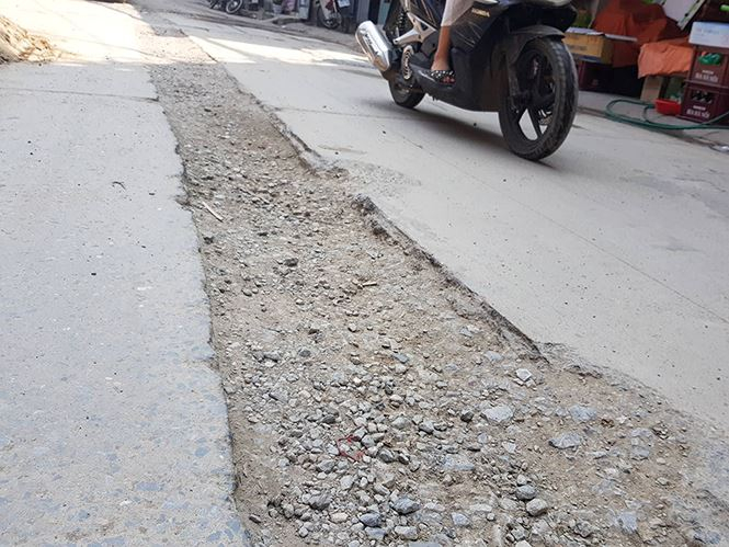 B&agrave; Đỗ Thị Hoa (nh&agrave; số 1088 Hồng H&agrave;) cho biết, cửa h&agrave;ng bu&ocirc;n b&aacute;n ở mặt đường n&ecirc;n ng&agrave;y n&agrave;o cũng phải phun nước cho đỡ bụi nhưng vẫn kh&ocirc;ng thể chịu được. Đặc biệt, c&ocirc;ng tr&igrave;nh đ&atilde; thi c&ocirc;ng suốt 2 tuần nay.