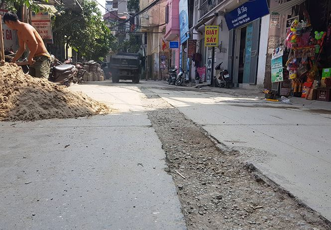 Xe tải vật liệu chở c&aacute;t, tập kết c&aacute;t ngay ở l&ograve;ng đường phố Bạch Đằng.